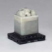 19TH CENTURY A WHITE JADE SEAL BOX AND COVER